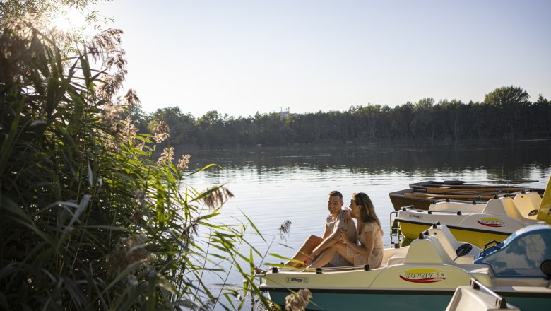 Relaxing at the Lake, © Schwarz König 