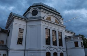 Ehemalige Synagoge St Pölten_Aussenansicht bei Dämmerung mit Lichtskulptur (c) NÖ Museum Betriebs GmbH, Daniel Hinterramskogler, © NÖ Museum Betriebs GmbH, Daniel Hinterramskogler